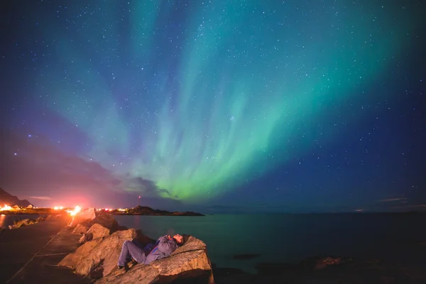 Piękny obraz ogromne wielokolorowe wibrujący Aurora Borealis, Aurora Polaris, znany również jako zorza polarna na nocnym niebie nad Norwegią, Lofoty — Zdjęcie stockowe