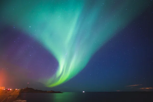 Szép képet a hatalmas többszínű élénk Aurora Borealis, Aurora Polaris, is ismert északi fény az éjszakai égen át Norvégia, Lofoten-szigetek — Stock Fotó