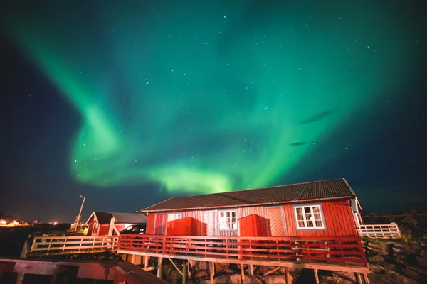 Schönes Bild von massiven bunten, lebendigen Polarlichtern, Polarlichtern, die auch als Nordlichter am Nachthimmel über Norwegen, den erhabenen Inseln bekannt sind — Stockfoto