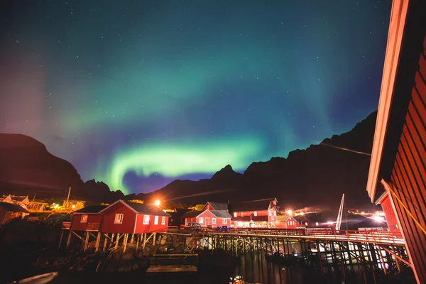 Bella immagine di massiccia multicolore vibrante Aurora Borealis, Aurora Polaris, noto anche come aurora boreale nel cielo notturno sopra la Norvegia, Isole Lofoten — Foto Stock