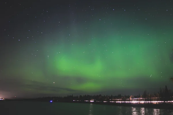 Krásný obrázek masivní výkupnu pulzující Aurora Borealis, Aurora Polaris, nazývané také severní světla na noční obloze nad Norskem, Lofoten ostrovy — Stock fotografie