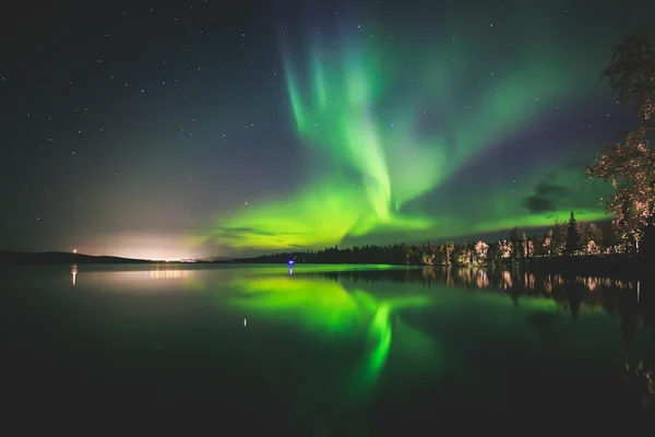 Beautiful picture of massive multicoloured vibrant Aurora Borealis, Aurora Polaris, also know as Northern Lights in the night sky over Norway, Lofoten Islands — Stock Photo, Image