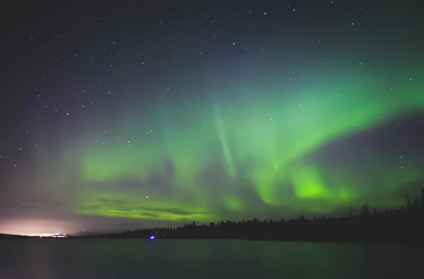 Piękny obraz ogromne wielokolorowe wibrujący Aurora Borealis, Aurora Polaris, znany również jako zorza polarna na nocnym niebie nad Norwegią, Lofoty — Zdjęcie stockowe