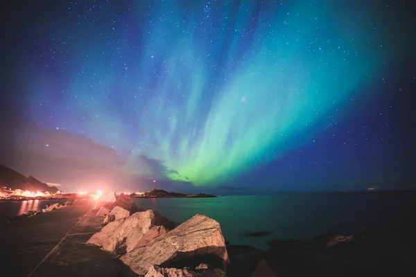 Piękny obraz ogromne wielokolorowe wibrujący Aurora Borealis, Aurora Polaris, znany również jako zorza polarna na nocnym niebie nad Norwegią, Lofoty — Zdjęcie stockowe