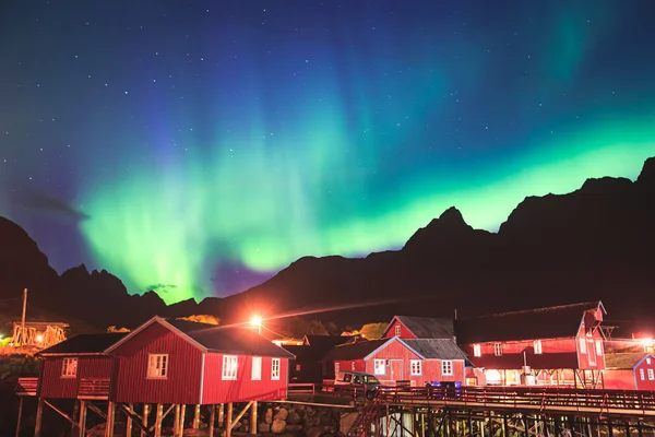 Schönes Bild von massiven bunten, lebendigen Polarlichtern, Polarlichtern, die auch als Nordlichter am Nachthimmel über Norwegen, den erhabenen Inseln bekannt sind — Stockfoto