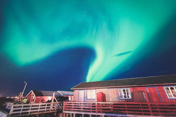 Krásný obrázek masivní výkupnu pulzující Aurora Borealis, Aurora Polaris, nazývané také severní světla na noční obloze nad Norskem, Lofoten ostrovy — Stock fotografie