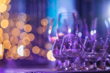 Güzel satır satır farklı renkli alkol kokteyller bir Noel partisi, martini, votka ve diğer nane ile catering buket masada açık hava olay, resim güzel bokeh ile dekore edilmiştir.