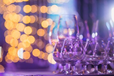 Güzel satır satır farklı renkli alkol kokteyller bir Noel partisi, martini, votka ve diğer nane ile catering buket masada açık hava olay, resim güzel bokeh ile dekore edilmiştir.