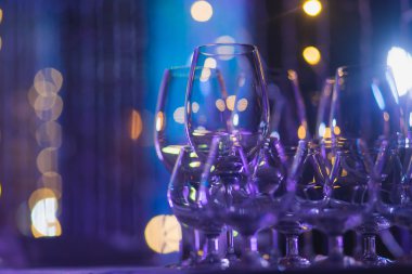 Güzel satır satır farklı renkli alkol kokteyller bir Noel partisi, martini, votka ve diğer nane ile catering buket masada açık hava olay, resim güzel bokeh ile dekore edilmiştir.