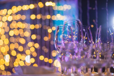 Güzel satır satır farklı renkli alkol kokteyller bir Noel partisi, martini, votka ve diğer nane ile catering buket masada açık hava olay, resim güzel bokeh ile dekore edilmiştir.