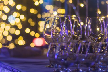 Güzel satır satır farklı renkli alkol kokteyller ile dekore edilmiş catering buket masada açık hava olay üzerinde Noel partisi, martini, votka ve diğerleri nane