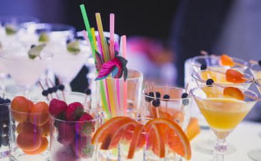Güzel satır satır farklı renkli alkol kokteyller ile dekore edilmiş catering buket masada açık hava olay üzerinde Noel partisi, martini, votka ve diğerleri nane