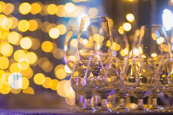 Belle ligne de rangées de différents cocktails alcoolisés colorés à la menthe lors d'une fête de Noël, martini, vodka et autres sur une table de bouquet décorée en plein air, photo avec un beau bokeh — Photo