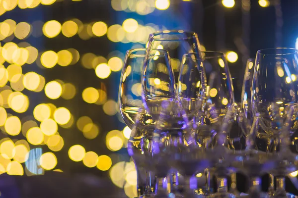 Hermosa línea de fila de cócteles de alcohol de diferentes colores con menta en una fiesta de Navidad, martini, vodka y otros en la mesa de ramo de catering decorado en el evento al aire libre, foto con hermoso bokeh —  Fotos de Stock
