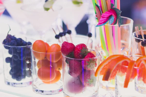 Beautiful row line of different colored alcohol cocktails with mint on a christmas party, martini, vodka,and others on decorated catering bouquet table on open air event, picture with beautiful bokeh — Stock Photo, Image