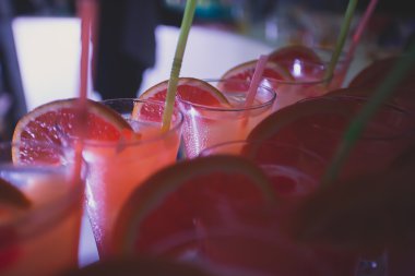 Güzel satır satır farklı renkli alkol kokteyller ile dekore edilmiş catering buket masada açık hava olay üzerinde Noel partisi, martini, votka ve diğerleri nane