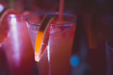 Güzel satır satır farklı renkli alkol kokteyller ile dekore edilmiş catering buket masada açık hava olay üzerinde Noel partisi, martini, votka ve diğerleri nane