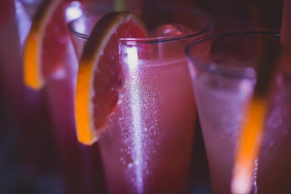 Hermosa línea de fila de cócteles de alcohol de diferentes colores con menta en una fiesta de Navidad, martini, vodka y otros en la mesa de ramo de catering decorado en el evento al aire libre — Foto de Stock