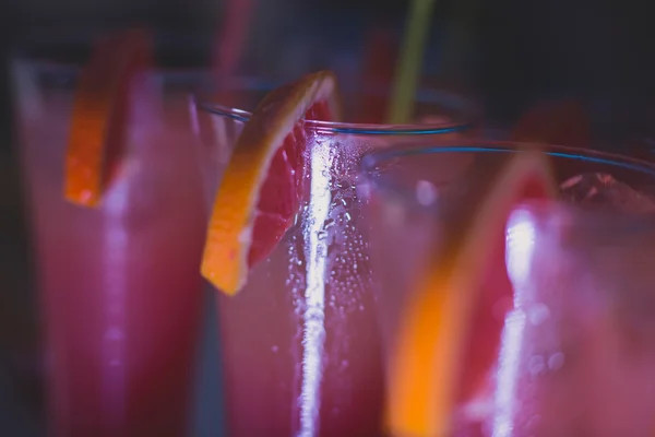 Hermosa línea de fila de cócteles de alcohol de diferentes colores con menta en una fiesta de Navidad, martini, vodka y otros en la mesa de ramo de catering decorado en el evento al aire libre — Foto de Stock