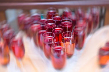 Güzel satır satır farklı renkli alkol kokteyller ile dekore edilmiş catering buket masada açık hava olay üzerinde Noel partisi, martini, votka ve diğerleri nane