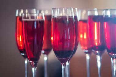 Güzel satır satır farklı renkli alkol kokteyller ile dekore edilmiş catering buket masada açık hava olay üzerinde Noel partisi, martini, votka ve diğerleri nane