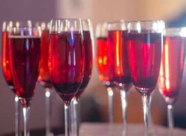 Güzel satır satır farklı renkli alkol kokteyller ile dekore edilmiş catering buket masada açık hava olay üzerinde Noel partisi, martini, votka ve diğerleri nane