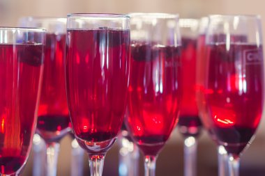 Güzel satır satır farklı renkli alkol kokteyller ile dekore edilmiş catering buket masada açık hava olay üzerinde Noel partisi, martini, votka ve diğerleri nane