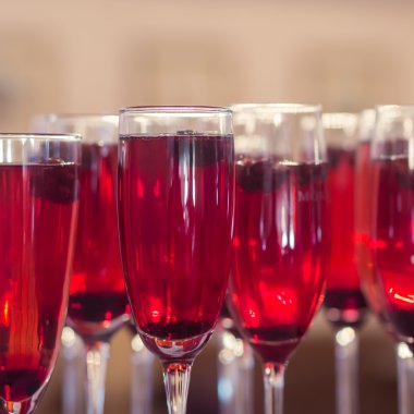 Güzel satır satır farklı renkli alkol kokteyller ile dekore edilmiş catering buket masada açık hava olay üzerinde Noel partisi, martini, votka ve diğerleri nane