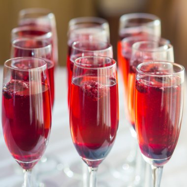 Güzel satır satır farklı renkli alkol kokteyller ile dekore edilmiş catering buket masada açık hava olay üzerinde Noel partisi, martini, votka ve diğerleri nane