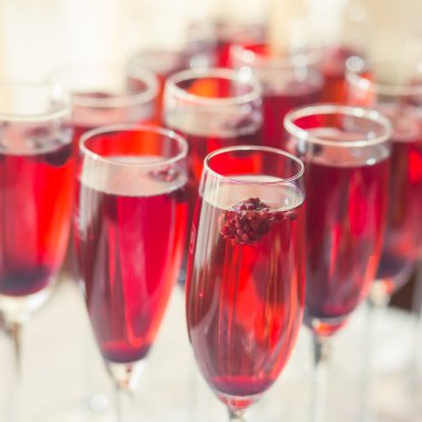 Güzel satır satır farklı renkli alkol kokteyller ile dekore edilmiş catering buket masada açık hava olay üzerinde Noel partisi, martini, votka ve diğerleri nane