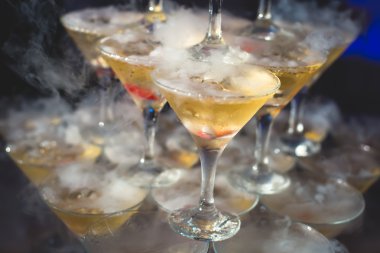 Güzel satır satır farklı renkli alkol kokteyller ile dekore edilmiş catering buket masada açık hava olay üzerinde Noel partisi, martini, votka ve diğerleri nane