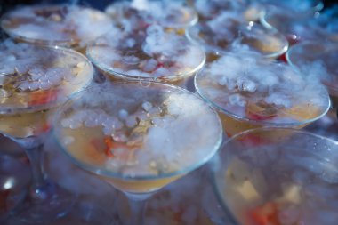 Güzel satır satır farklı renkli alkol kokteyller ile dekore edilmiş catering buket masada açık hava olay üzerinde Noel partisi, martini, votka ve diğerleri nane