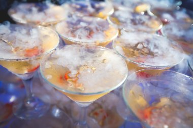 Güzel satır satır farklı renkli alkol kokteyller ile dekore edilmiş catering buket masada açık hava olay üzerinde Noel partisi, martini, votka ve diğerleri nane