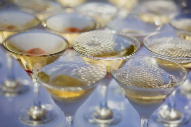 Güzel satır satır farklı renkli alkol kokteyller bir Noel partisi, martini, votka ve diğer nane ile catering buket masada açık hava olay, resim güzel bokeh ile dekore edilmiştir.