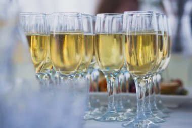 Güzel satır satır farklı renkli alkol kokteyller bir Noel partisi, martini, votka ve diğer nane ile catering buket masada açık hava olay, resim güzel bokeh ile dekore edilmiştir.