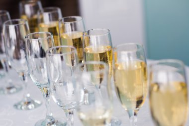 Güzel satır satır farklı renkli alkol kokteyller bir Noel partisi, martini, votka ve diğer nane ile catering buket masada açık hava olay, resim güzel bokeh ile dekore edilmiştir.