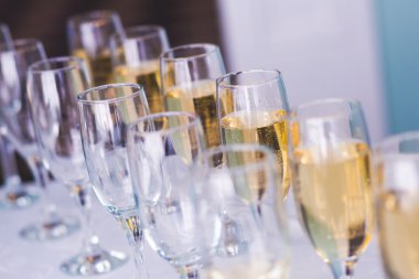 Güzel satır satır farklı renkli alkol kokteyller bir Noel partisi, martini, votka ve diğer nane ile catering buket masada açık hava olay, resim güzel bokeh ile dekore edilmiştir.