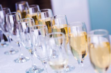 Güzel satır satır farklı renkli alkol kokteyller bir Noel partisi, martini, votka ve diğer nane ile catering buket masada açık hava olay, resim güzel bokeh ile dekore edilmiştir.