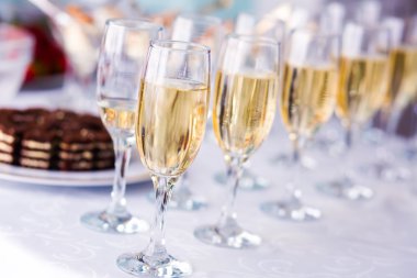 Güzel satır satır farklı renkli alkol kokteyller bir Noel partisi, martini, votka ve diğer nane ile catering buket masada açık hava olay, resim güzel bokeh ile dekore edilmiştir.