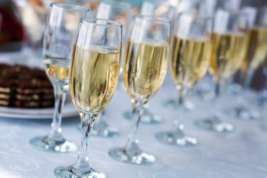 Güzel satır satır farklı renkli alkol kokteyller bir Noel partisi, martini, votka ve diğer nane ile catering buket masada açık hava olay, resim güzel bokeh ile dekore edilmiştir.