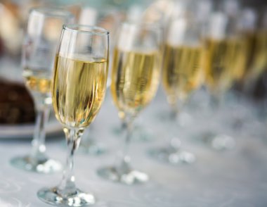 Güzel satır satır farklı renkli alkol kokteyller bir Noel partisi, martini, votka ve diğer nane ile catering buket masada açık hava olay, resim güzel bokeh ile dekore edilmiştir.