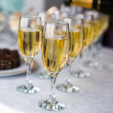 Güzel satır satır farklı renkli alkol kokteyller bir Noel partisi, martini, votka ve diğer nane ile catering buket masada açık hava olay, resim güzel bokeh ile dekore edilmiştir.