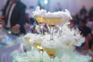 Güzel satır satır farklı renkli alkol kokteyller bir Noel partisi, martini, votka ve diğer nane ile catering buket masada açık hava olay, resim güzel bokeh ile dekore edilmiştir.