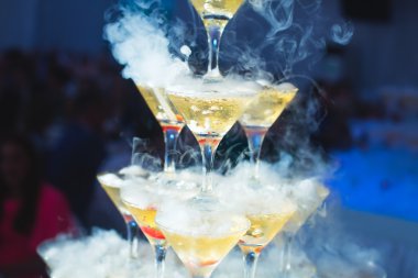 Güzel satır satır farklı renkli alkol kokteyller bir Noel partisi, martini, votka ve diğer nane ile catering buket masada açık hava olay, resim güzel bokeh ile dekore edilmiştir.