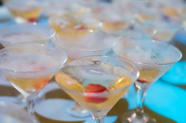Güzel satır satır farklı renkli alkol kokteyller bir Noel partisi, martini, votka ve diğer nane ile catering buket masada açık hava olay, resim güzel bokeh ile dekore edilmiştir.