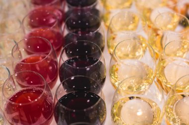 Güzel satır satır farklı renkli alkol kokteyller bir Noel partisi, martini, votka ve diğer nane ile catering buket masada açık hava olay, resim güzel bokeh ile dekore edilmiştir.