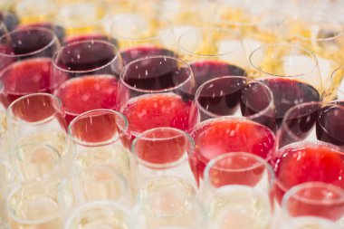 Güzel satır satır farklı renkli alkol kokteyller bir Noel partisi, martini, votka ve diğer nane ile catering buket masada açık hava olay, resim güzel bokeh ile dekore edilmiştir.