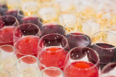 Güzel satır satır farklı renkli alkol kokteyller bir Noel partisi, martini, votka ve diğer nane ile catering buket masada açık hava olay, resim güzel bokeh ile dekore edilmiştir.