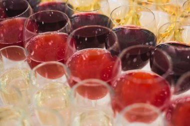 Güzel satır satır farklı renkli alkol kokteyller bir Noel partisi, martini, votka ve diğer nane ile catering buket masada açık hava olay, resim güzel bokeh ile dekore edilmiştir.