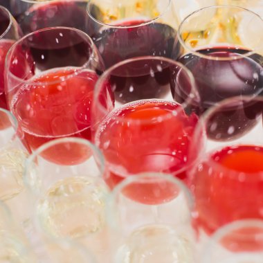Güzel satır satır farklı renkli alkol kokteyller bir Noel partisi, martini, votka ve diğer nane ile catering buket masada açık hava olay, resim güzel bokeh ile dekore edilmiştir.